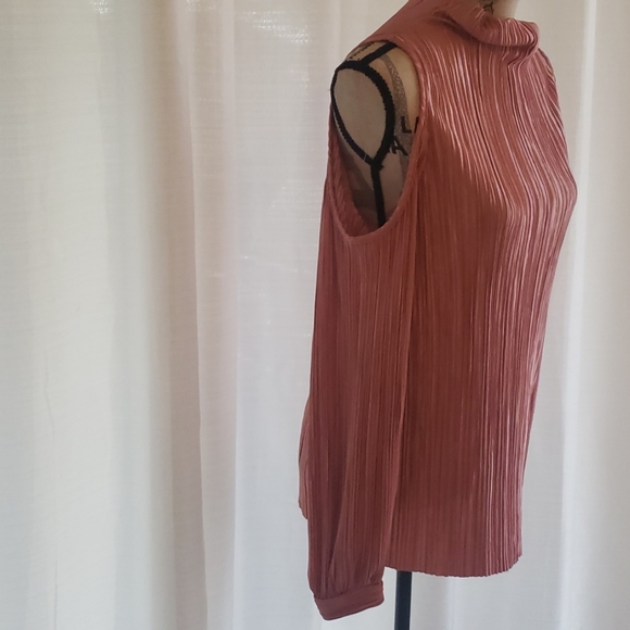 ⭐Cold Shoulder Blouse⭐ - Picture 4 of 5